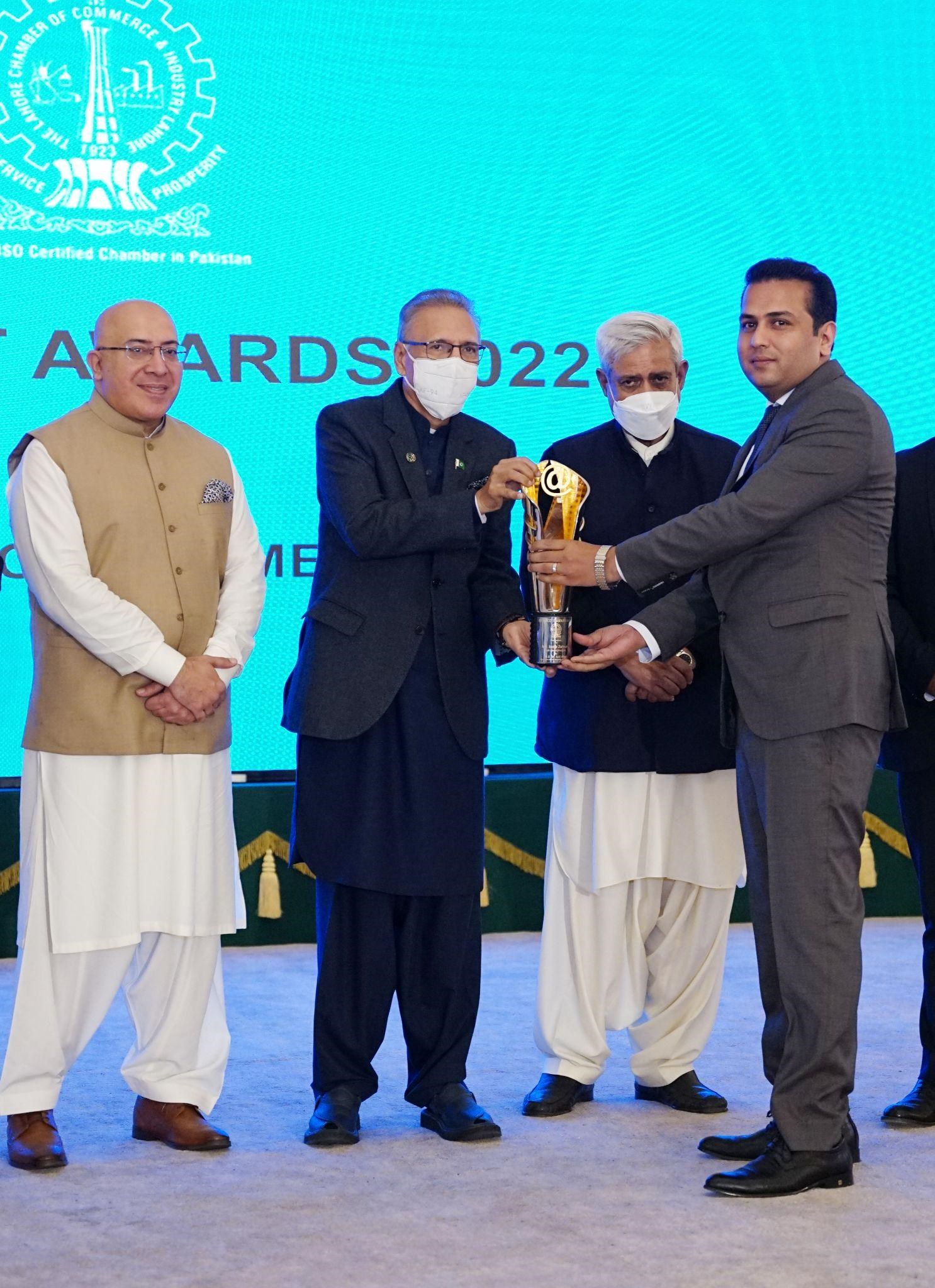 Jazib Zaman receiving the Presidential IT Award 2022